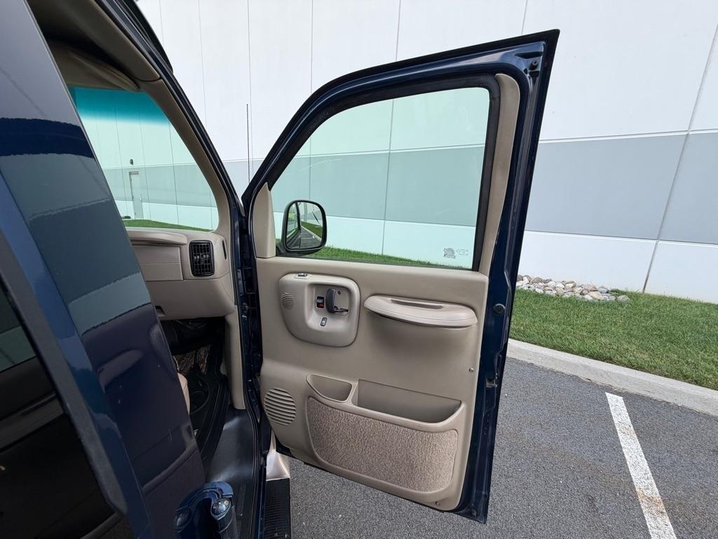 Chevrolet Express Van 1500 135" WB BASE 2002