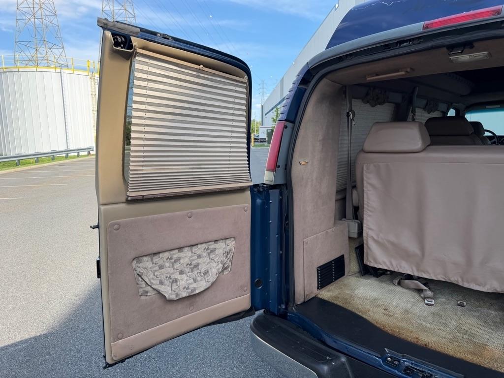 Chevrolet Express Van 1500 135" WB BASE 2002
