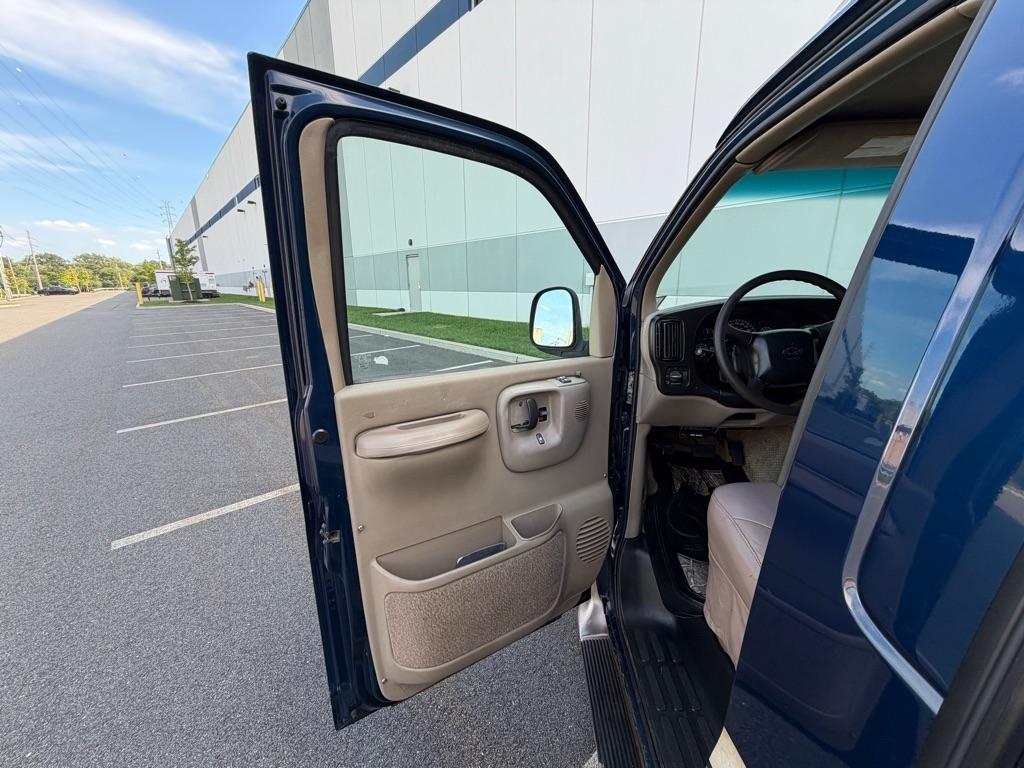 Chevrolet Express Van 1500 135" WB BASE 2002