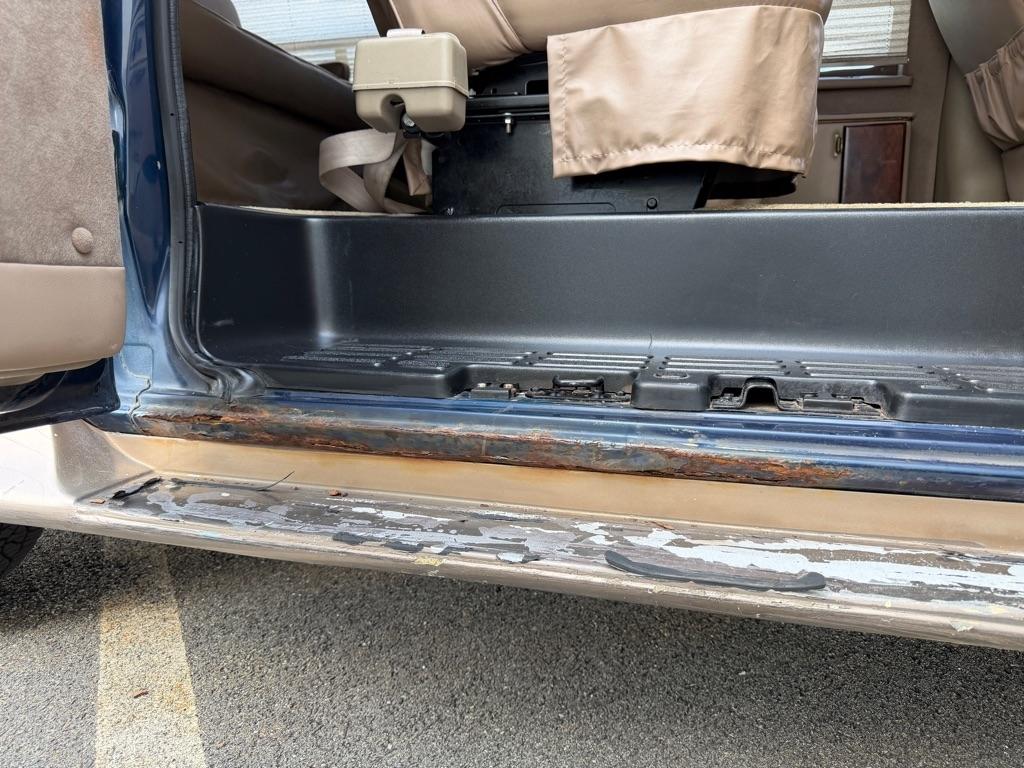Chevrolet Express Van 1500 135" WB BASE 2002