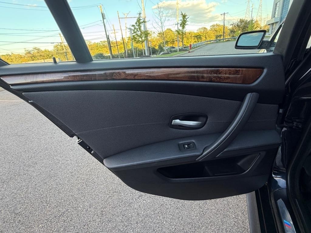 BMW 5 Series 4dr Sdn 535i xDrive AWD 2010