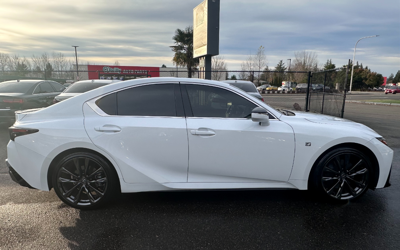 Lexus IS  2023