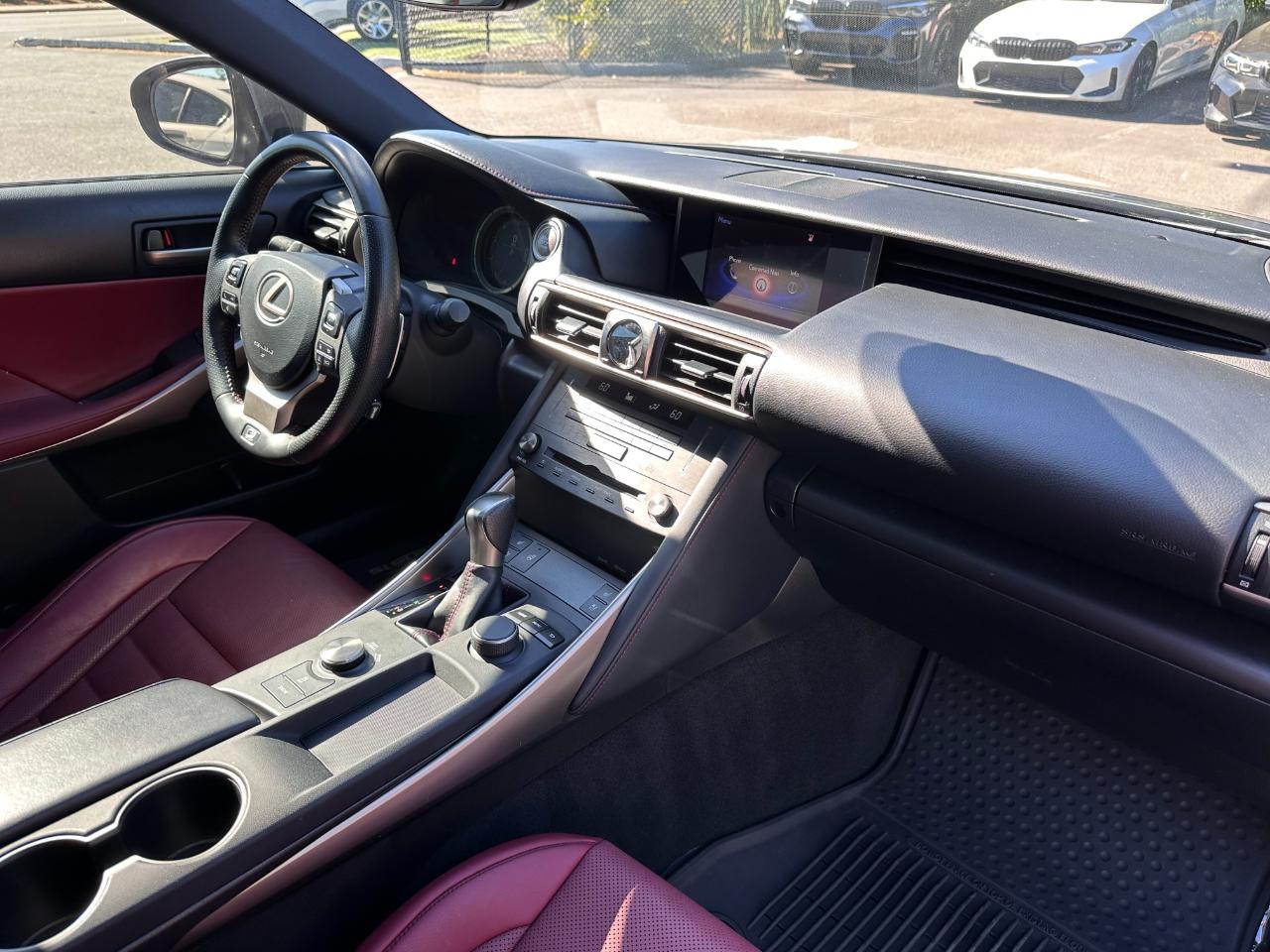 Lexus IS  2019