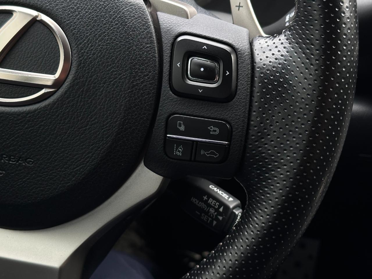 Lexus IS photo 16
