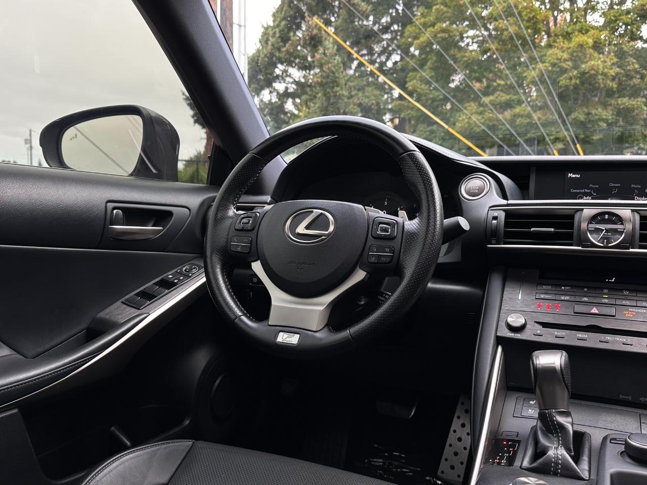 Lexus IS photo 13