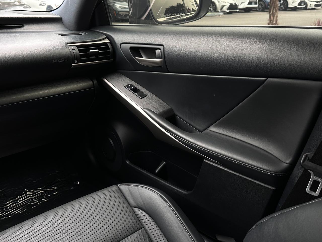 Lexus IS photo 28