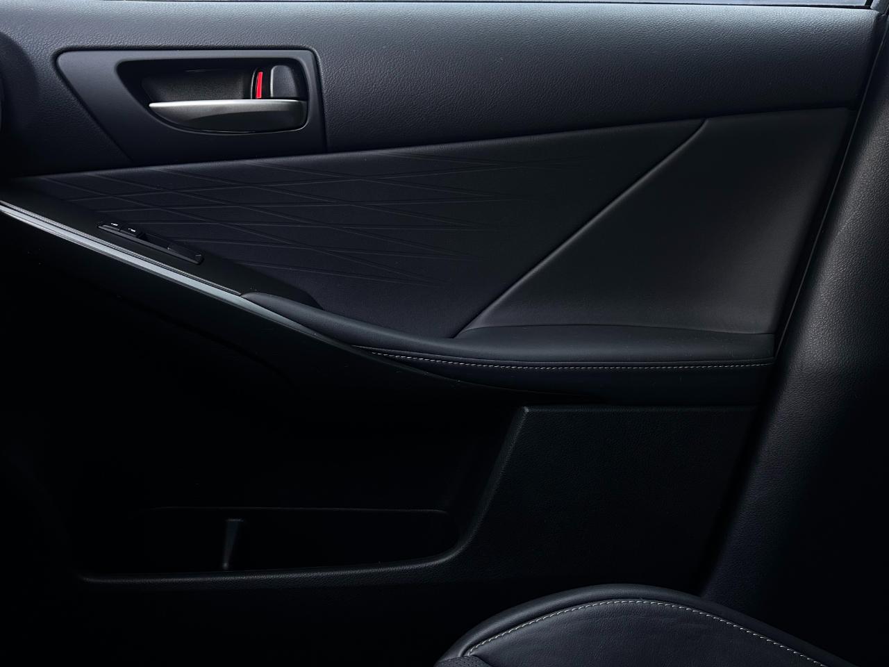 Lexus IS  2023