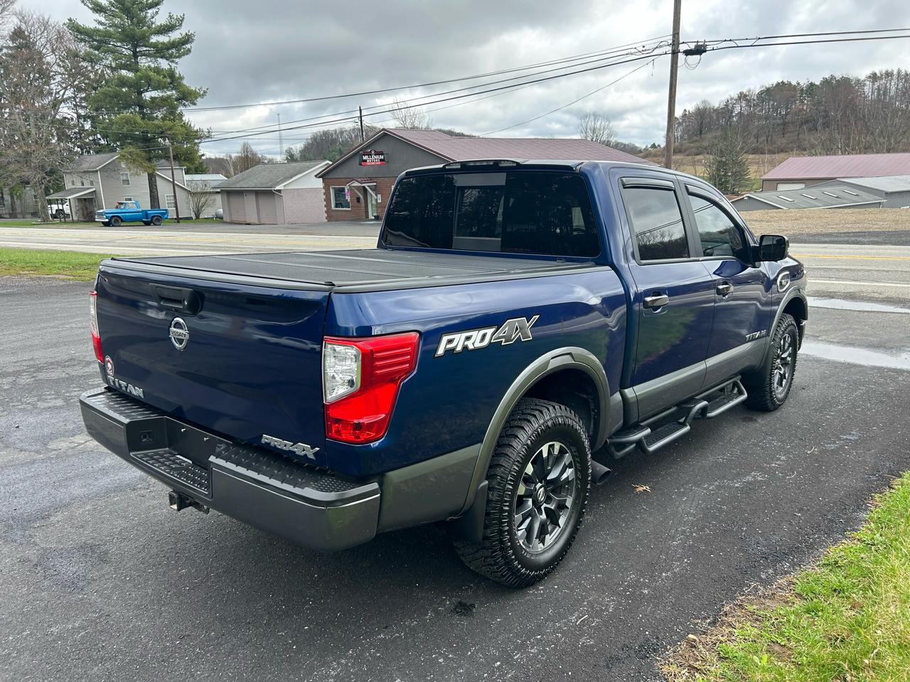 Nissan Titan 4x4 Crew Cab PRO-4X 2017