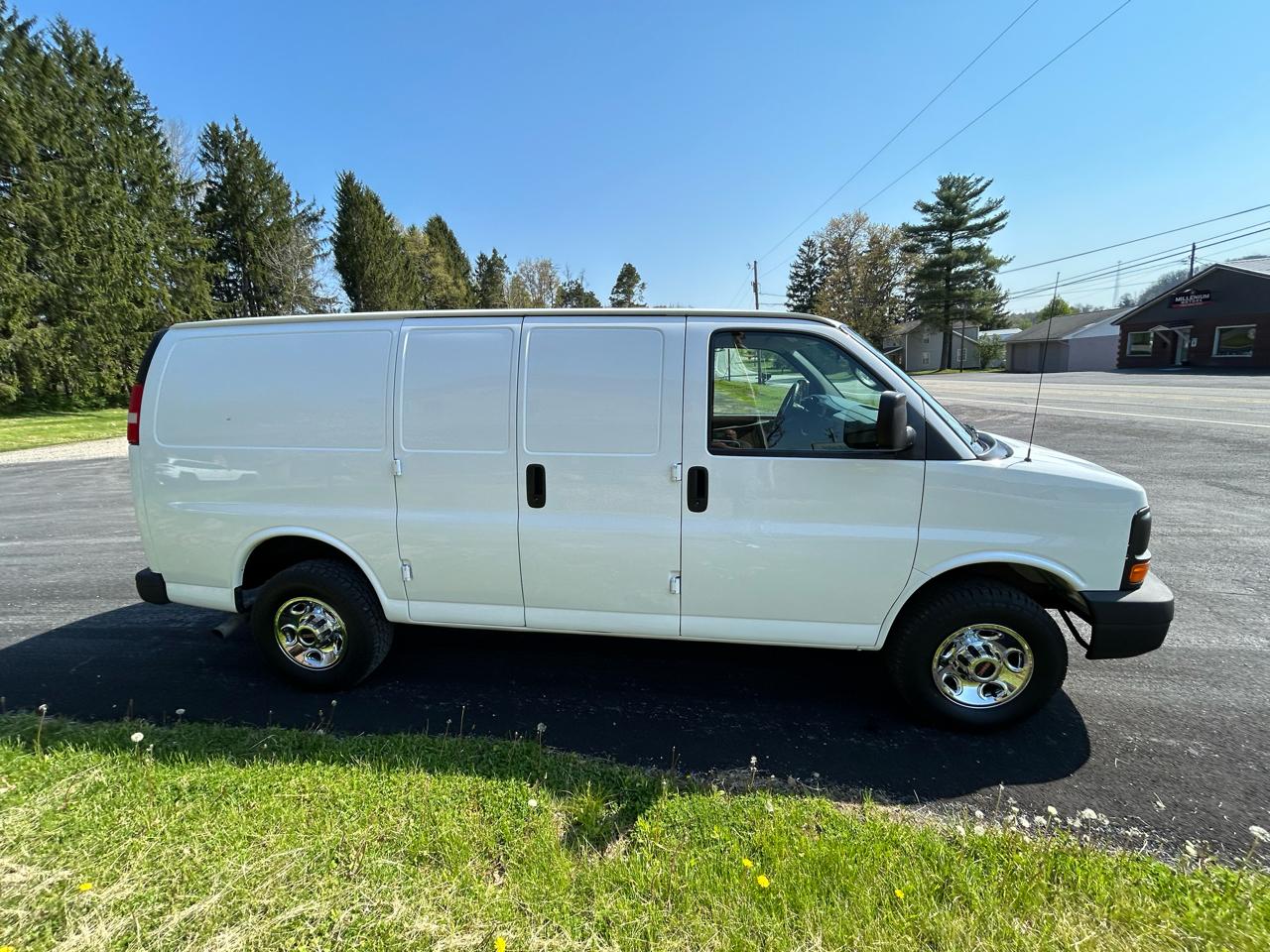 GMC Savana Cargo Van RWD 3500 135" 2007