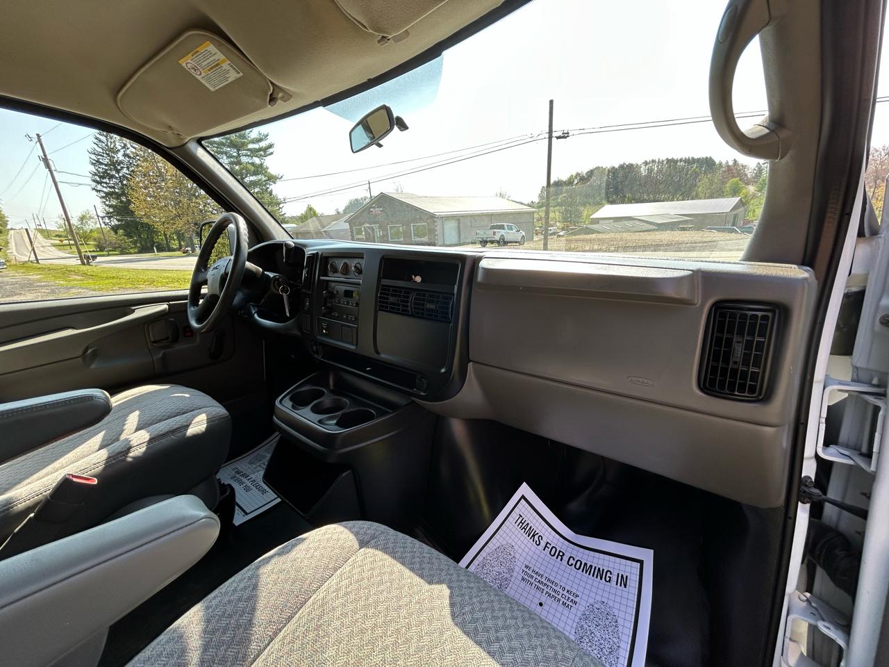 GMC Savana Cargo Van RWD 3500 135" 2007