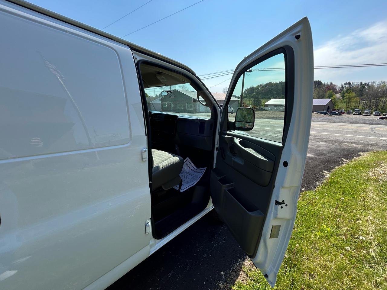 GMC Savana Cargo Van RWD 3500 135" 2007