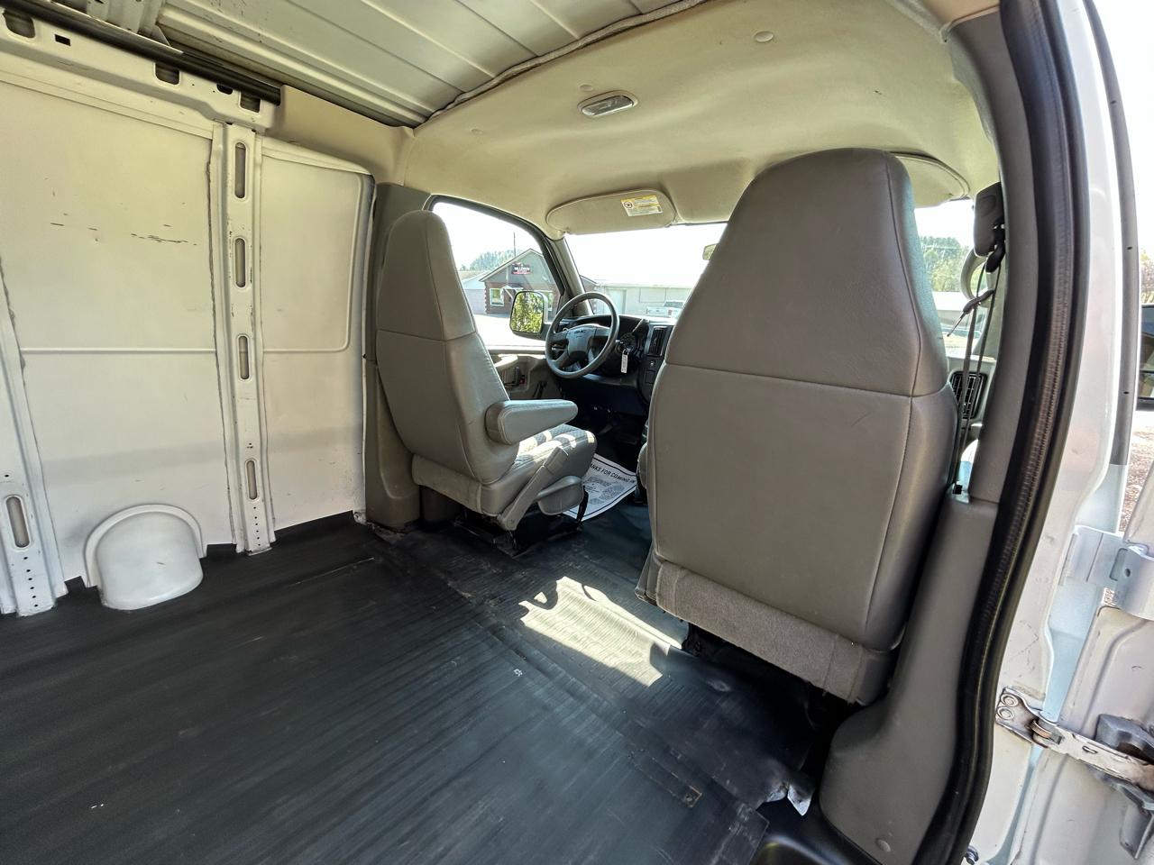 GMC Savana Cargo Van RWD 3500 135" 2007