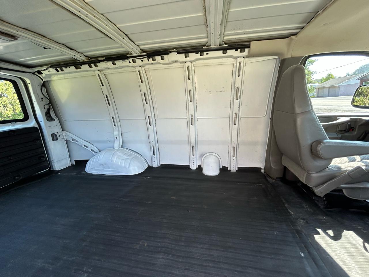 GMC Savana Cargo Van RWD 3500 135" 2007