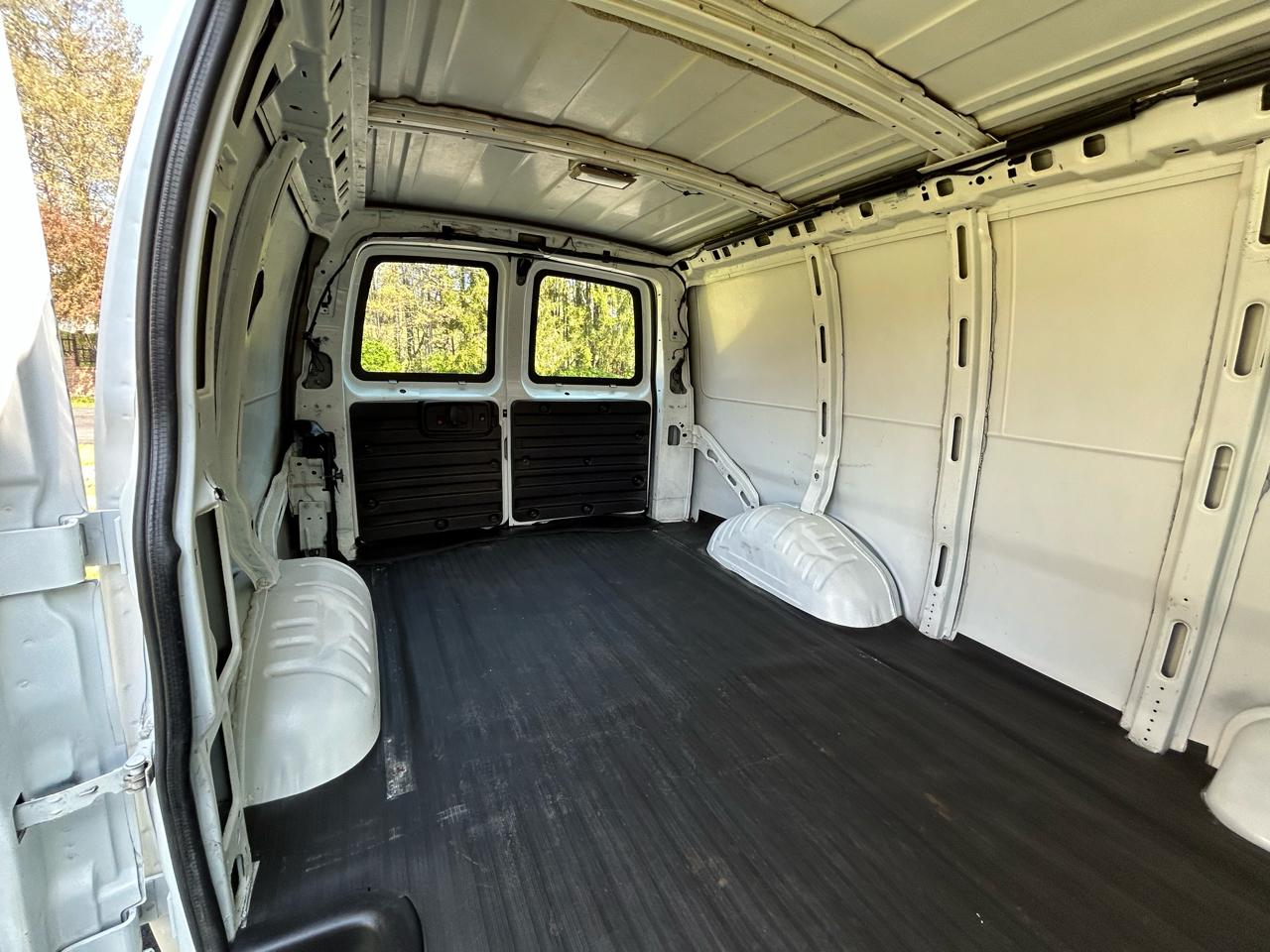 GMC Savana Cargo Van RWD 3500 135" 2007