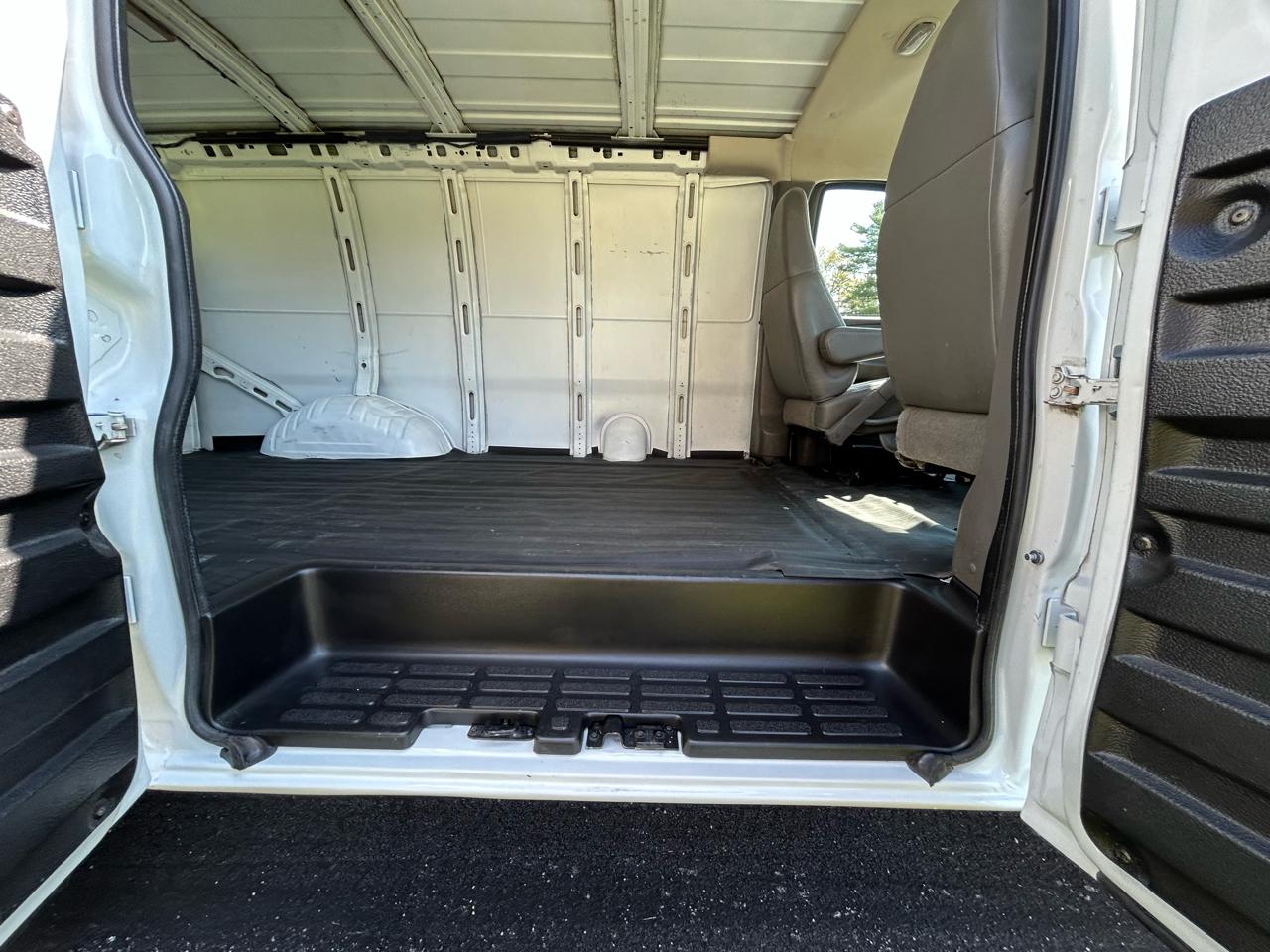 GMC Savana Cargo Van RWD 3500 135" 2007