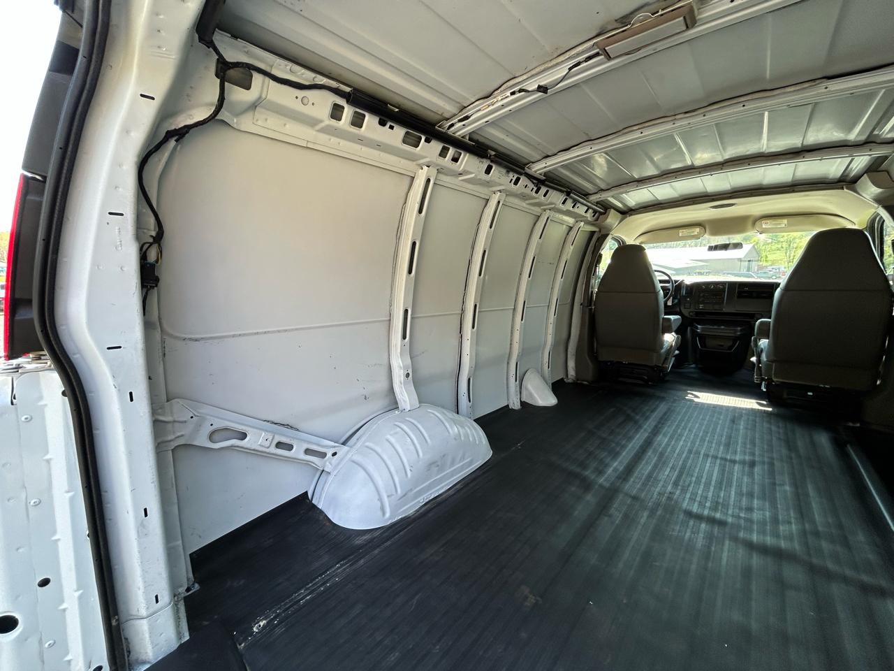 GMC Savana Cargo Van RWD 3500 135" 2007