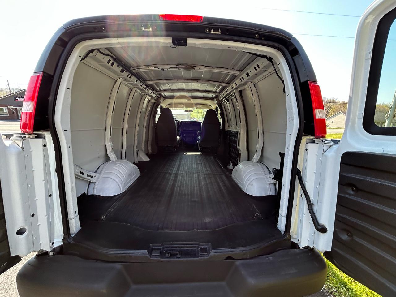 GMC Savana Cargo Van RWD 3500 135" 2007