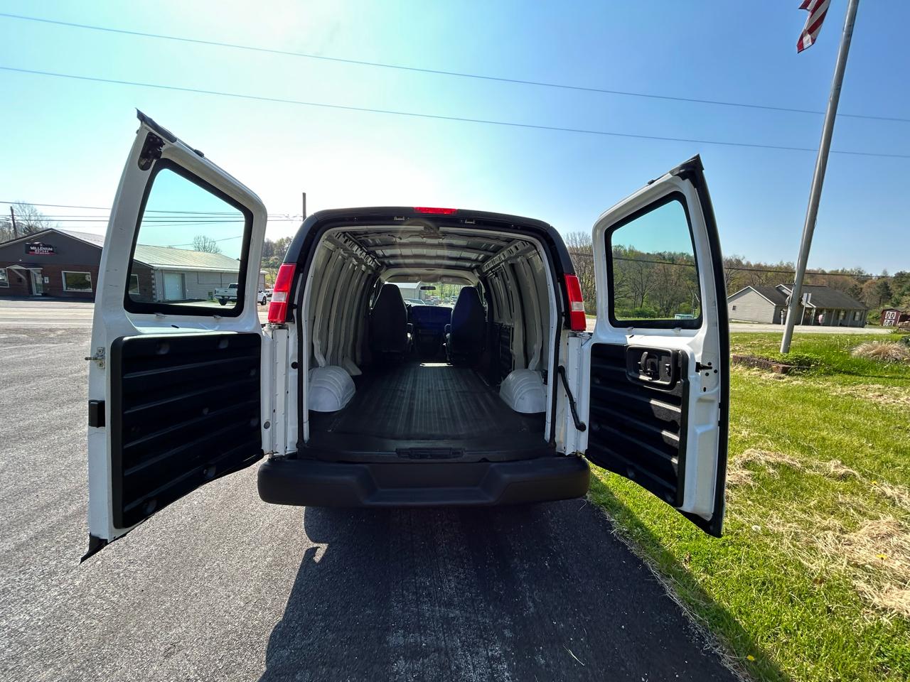 GMC Savana Cargo Van RWD 3500 135" 2007