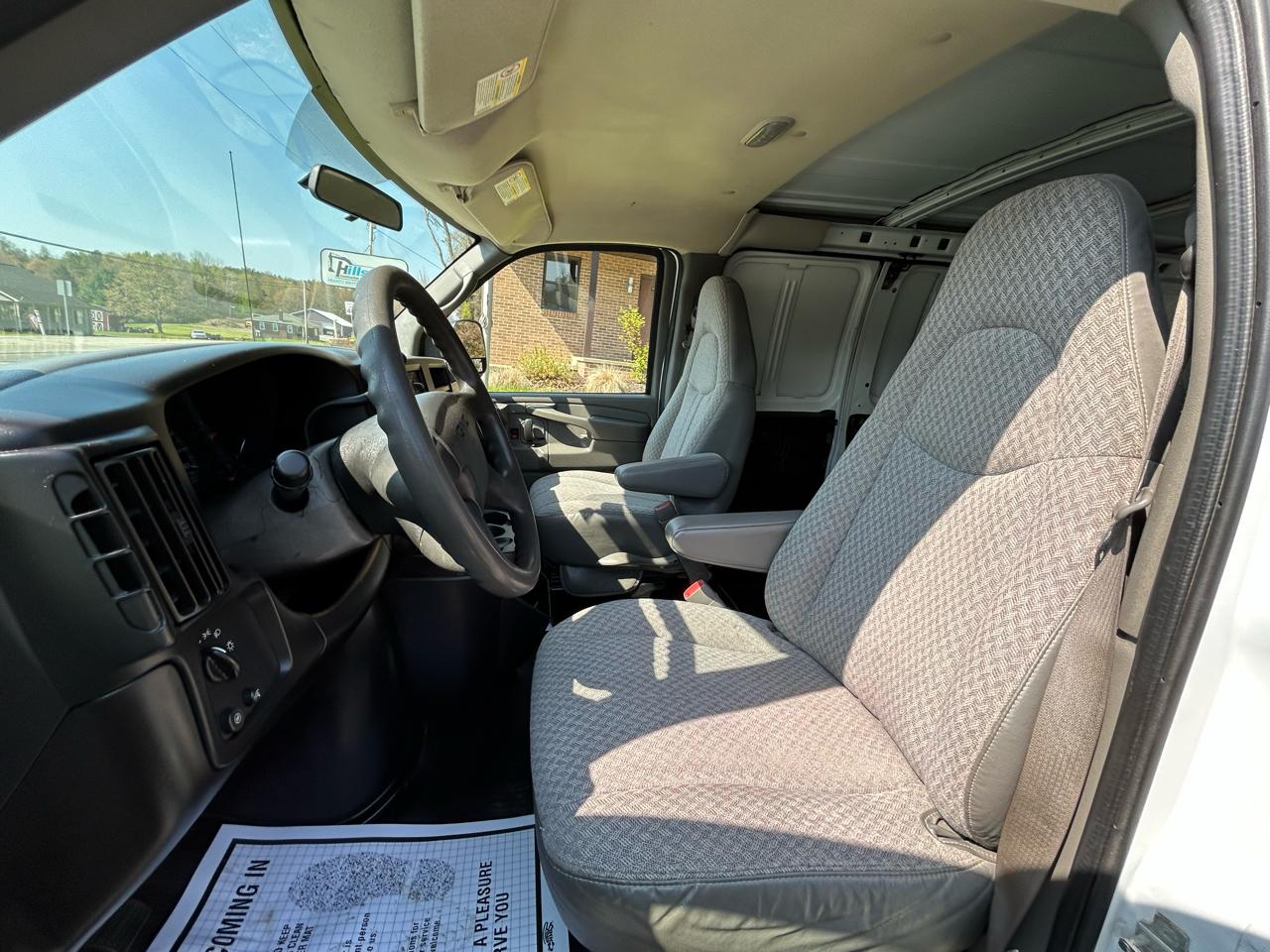 GMC Savana Cargo Van RWD 3500 135" 2007