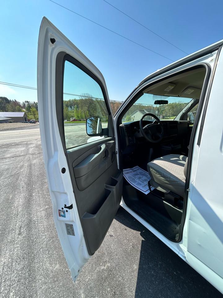 GMC Savana Cargo Van RWD 3500 135" 2007