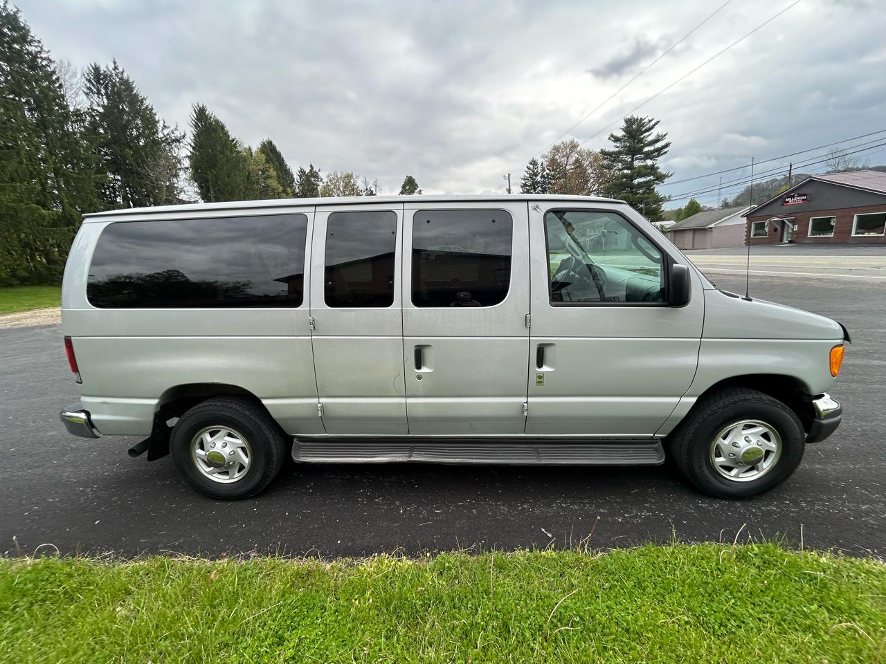 Ford Econoline Wagon E-350 Super Chateau 2006