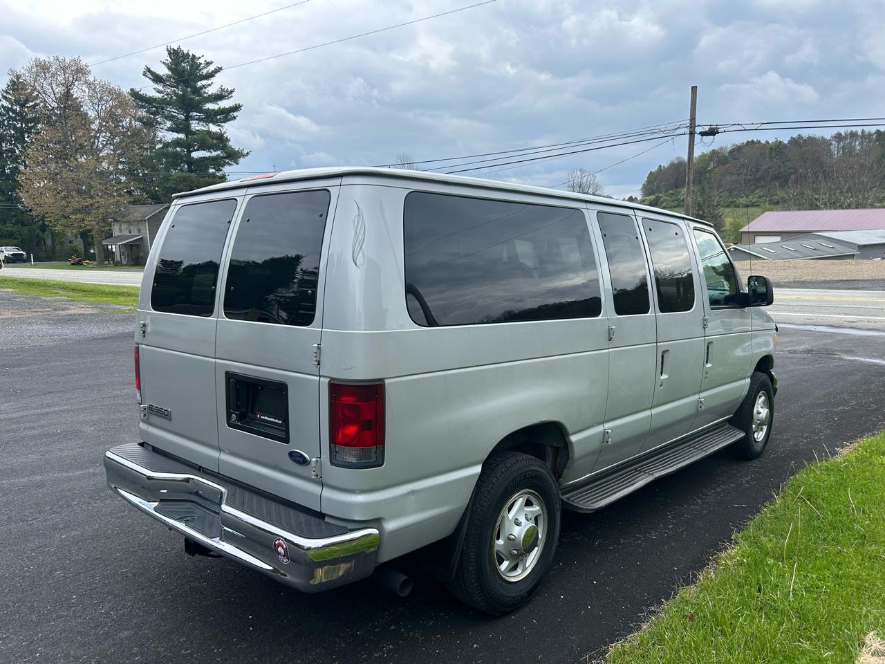 Ford Econoline Wagon E-350 Super Chateau 2006