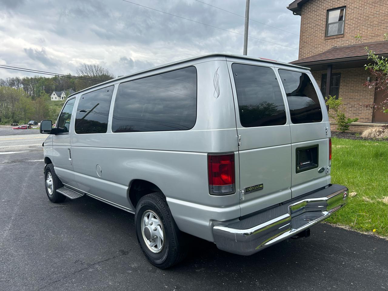 Ford Econoline Wagon E-350 Super Chateau 2006