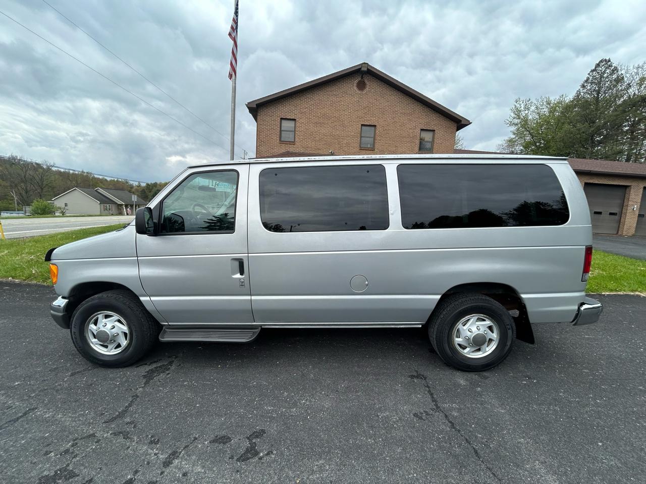 Ford Econoline Wagon E-350 Super Chateau 2006