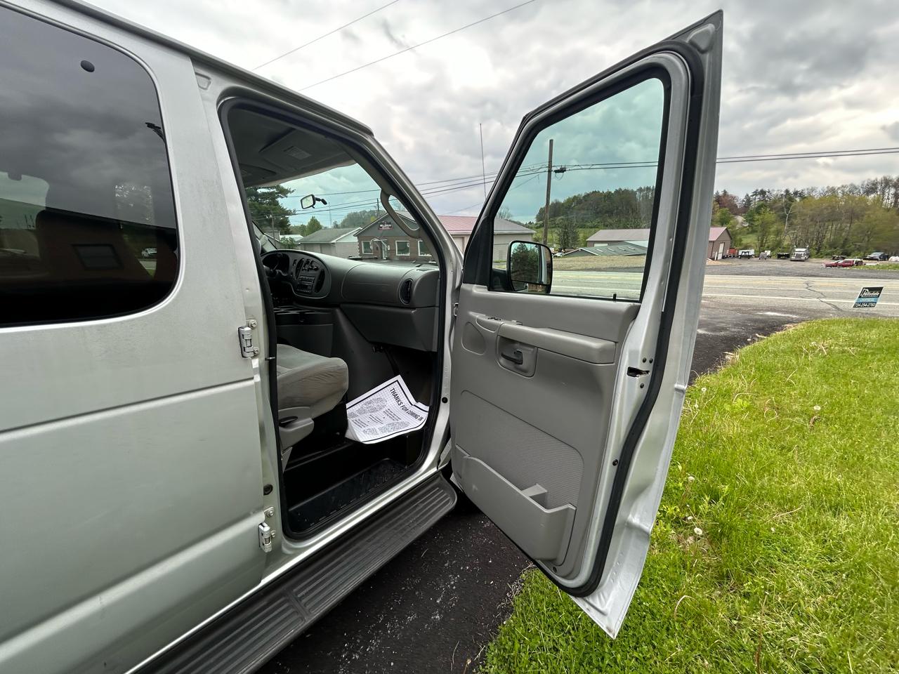 Ford Econoline Wagon E-350 Super Chateau 2006