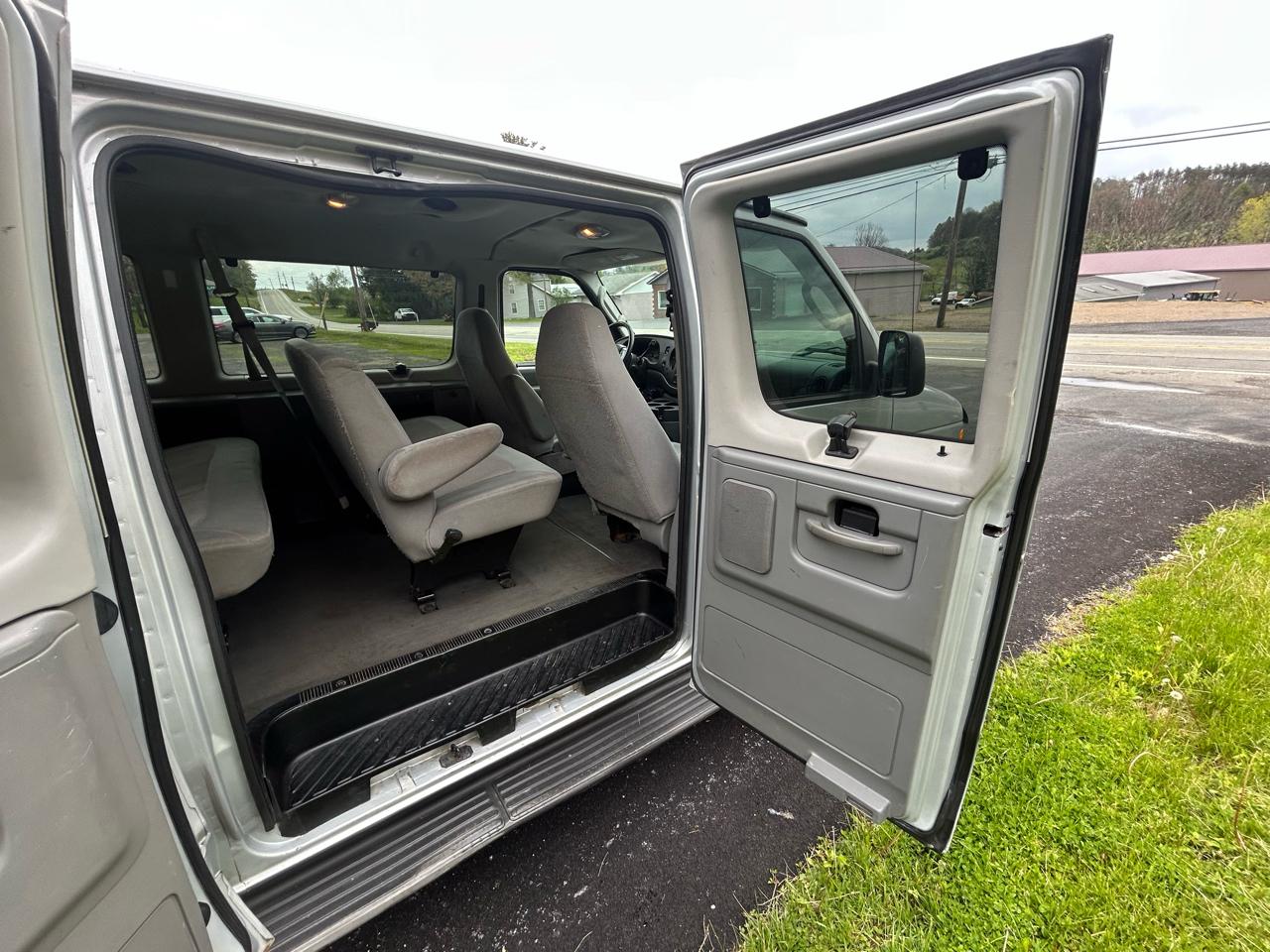 Ford Econoline Wagon E-350 Super Chateau 2006