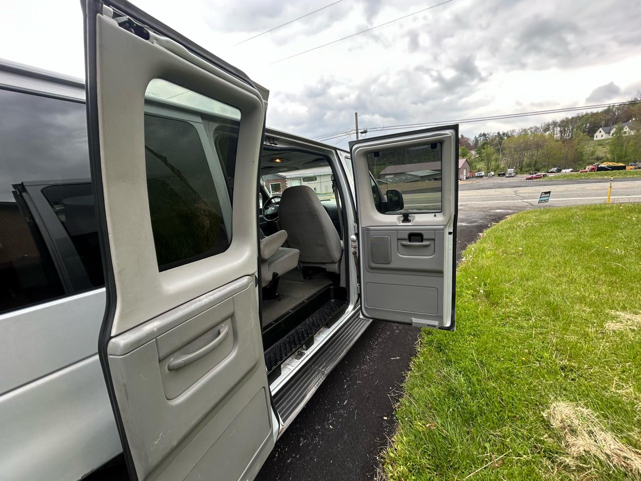 Ford Econoline Wagon E-350 Super Chateau 2006