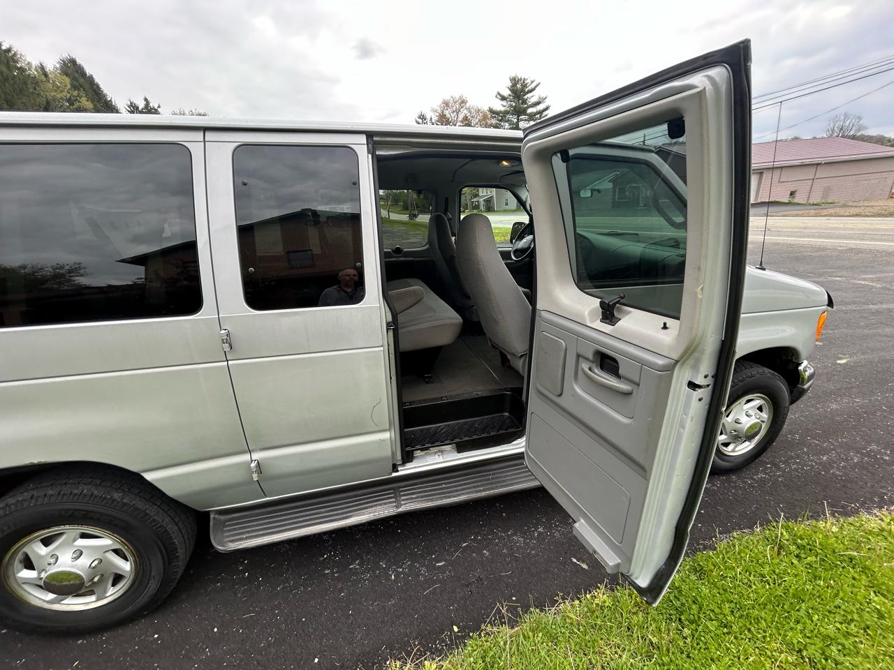 Ford Econoline Wagon E-350 Super Chateau 2006