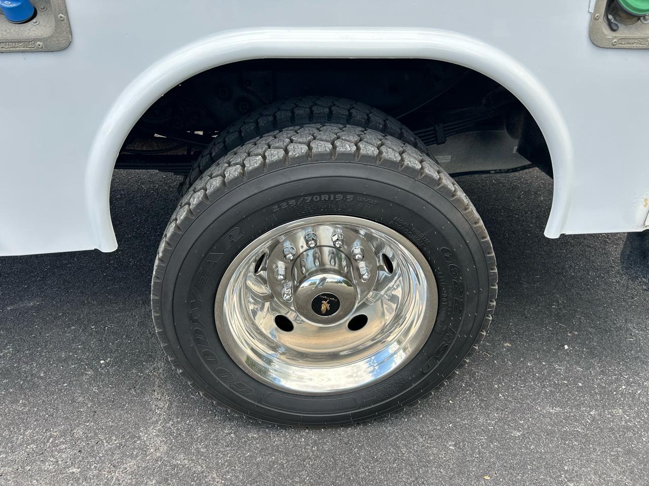 Ford Super Duty F-450 DRW Crew Cab 200" WB 84" CA XL 2015