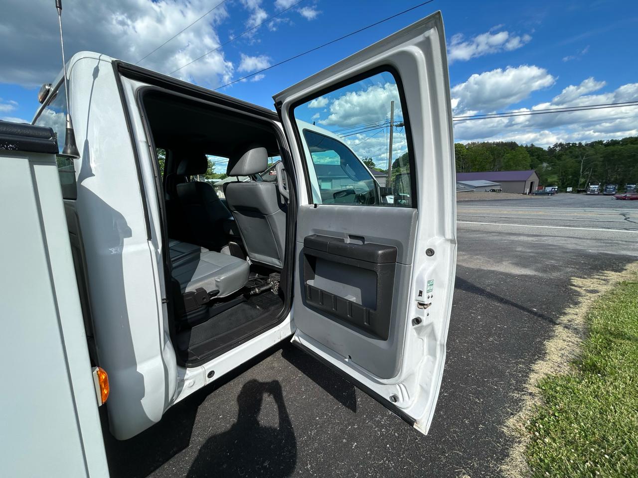 Ford Super Duty F-450 DRW Crew Cab 200" WB 84" CA XL 2015