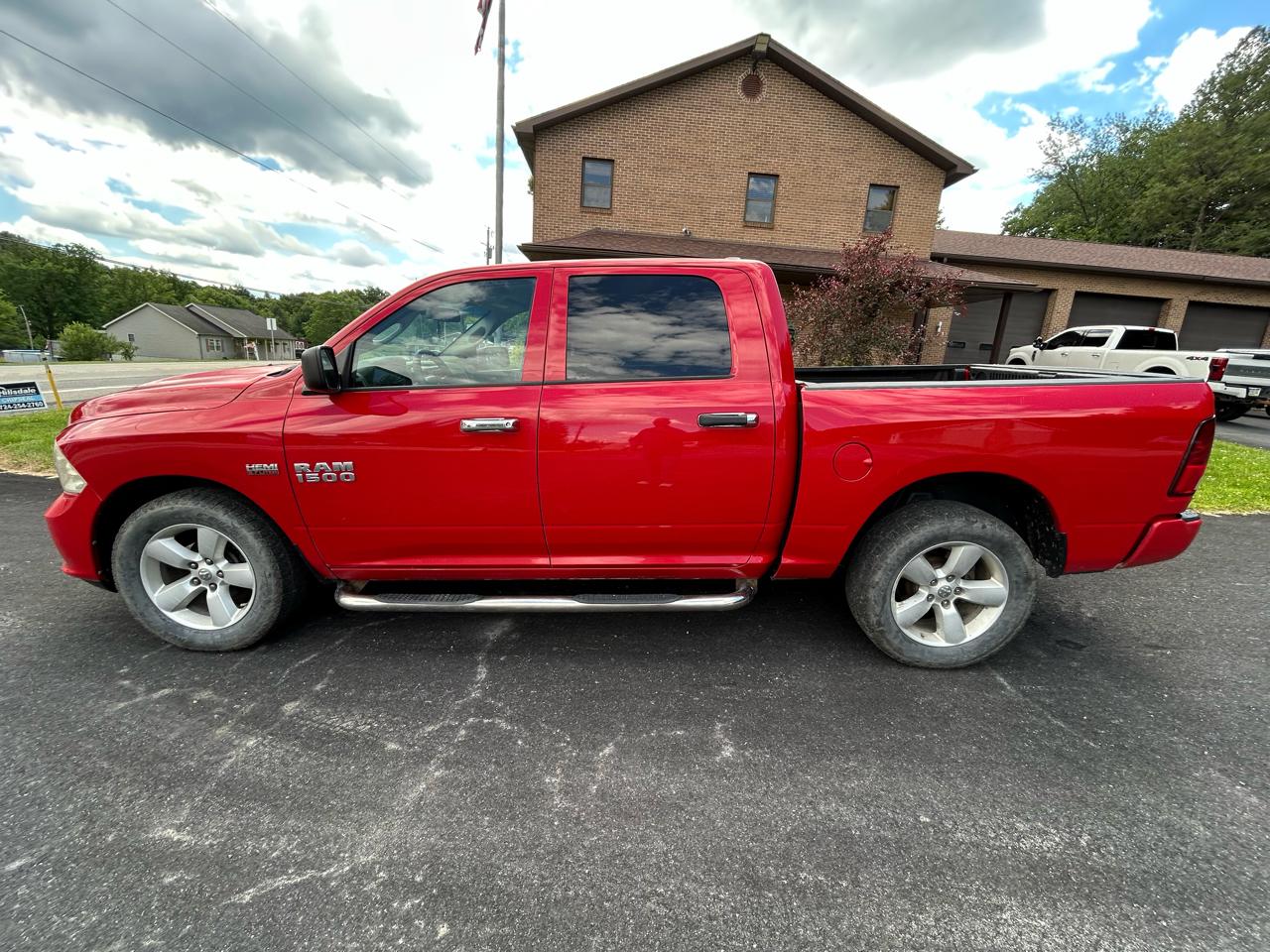 RAM 1500 4WD Crew Cab 140.5" Express 2015