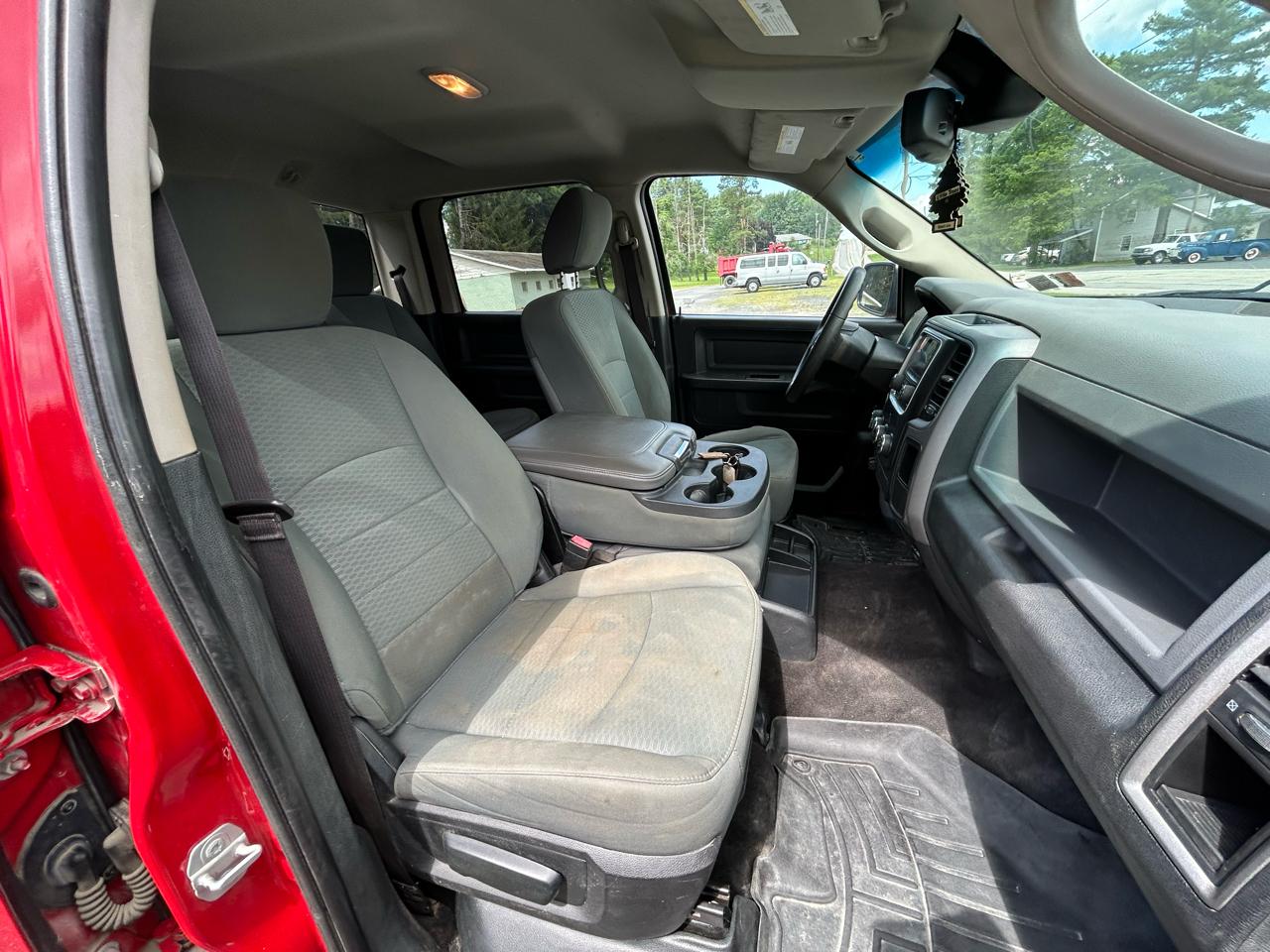 RAM 1500 4WD Crew Cab 140.5" Express 2015