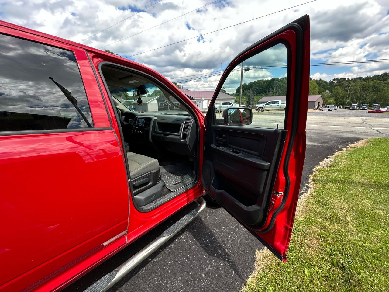 RAM 1500 4WD Crew Cab 140.5" Express 2015
