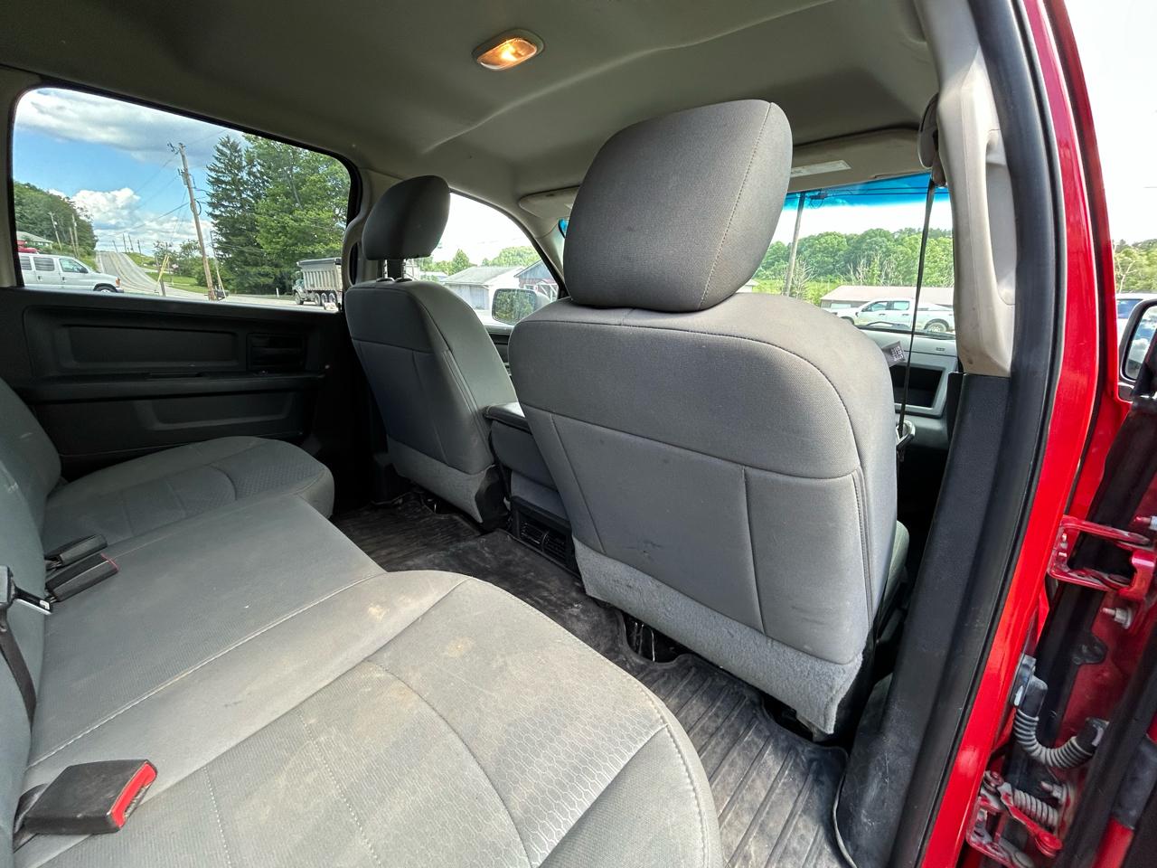 RAM 1500 4WD Crew Cab 140.5" Express 2015