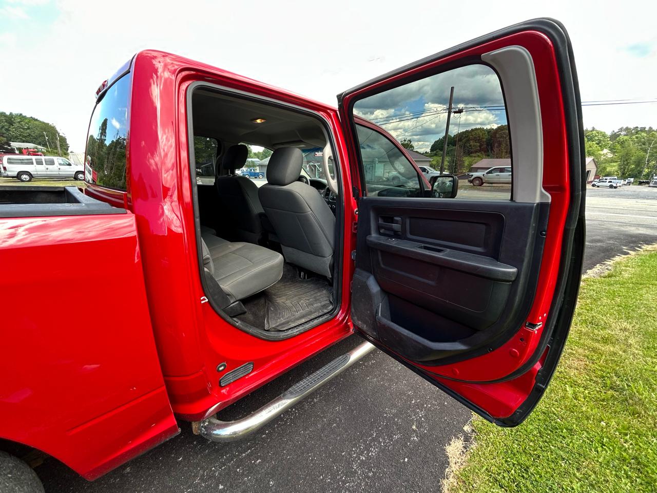 RAM 1500 4WD Crew Cab 140.5" Express 2015