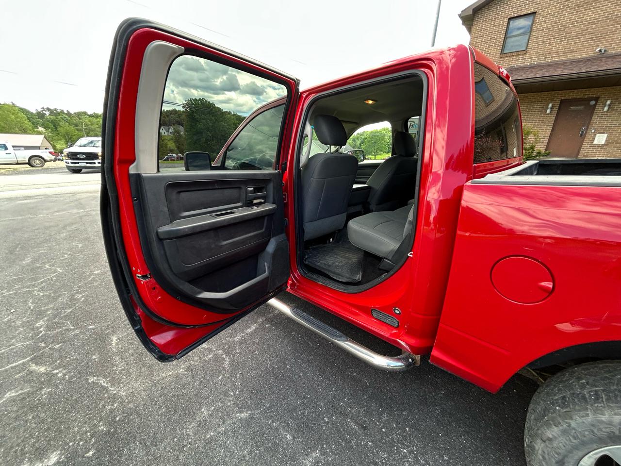 RAM 1500 4WD Crew Cab 140.5" Express 2015
