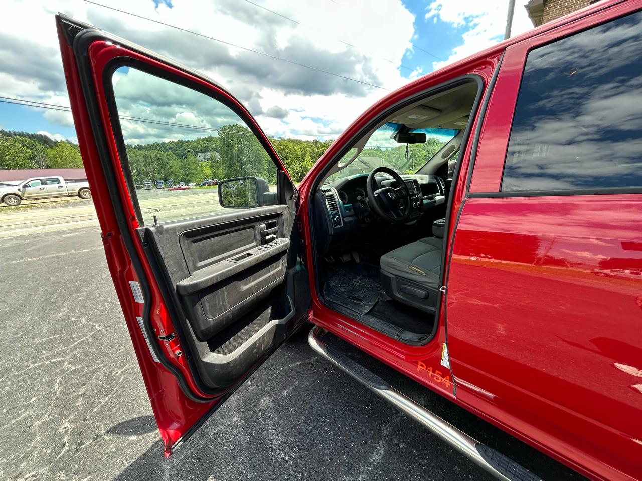 RAM 1500 4WD Crew Cab 140.5" Express 2015