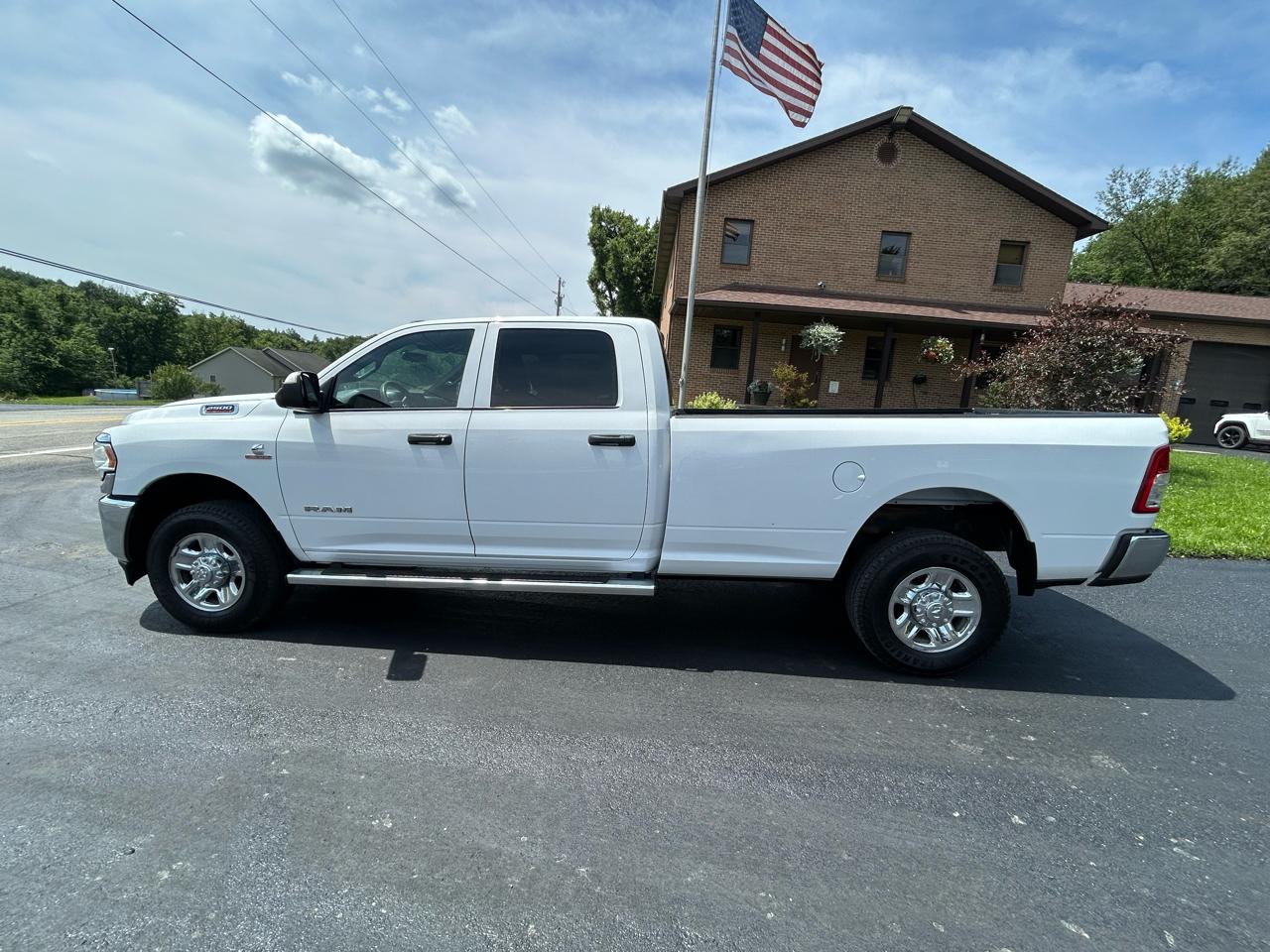 RAM 2500 Tradesman 4x4 Crew Cab 8' Box 2022