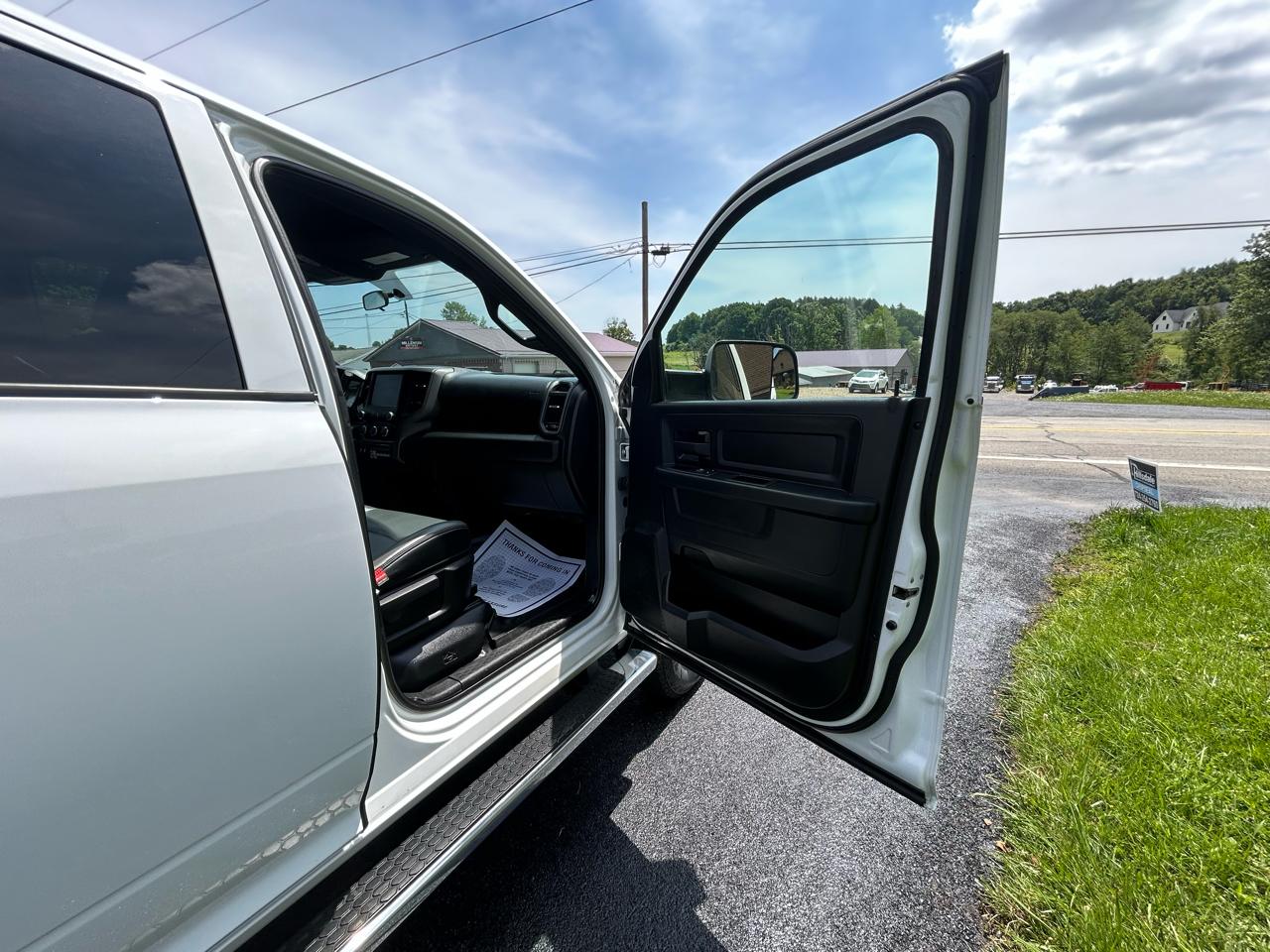 RAM 2500 Tradesman 4x4 Crew Cab 8' Box 2022