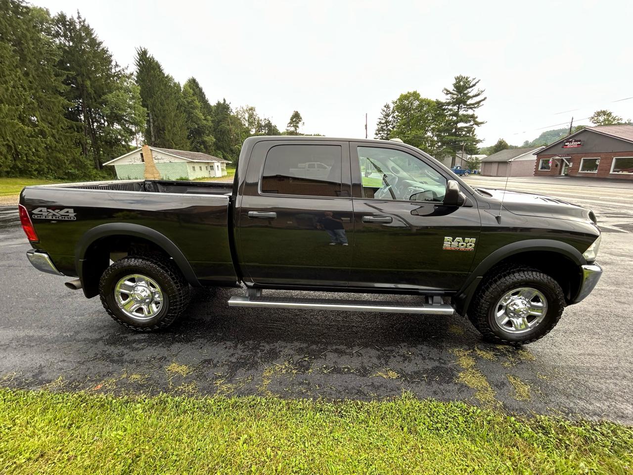 RAM 2500 Tradesman 4x4 Crew Cab 6'4" Box 2017