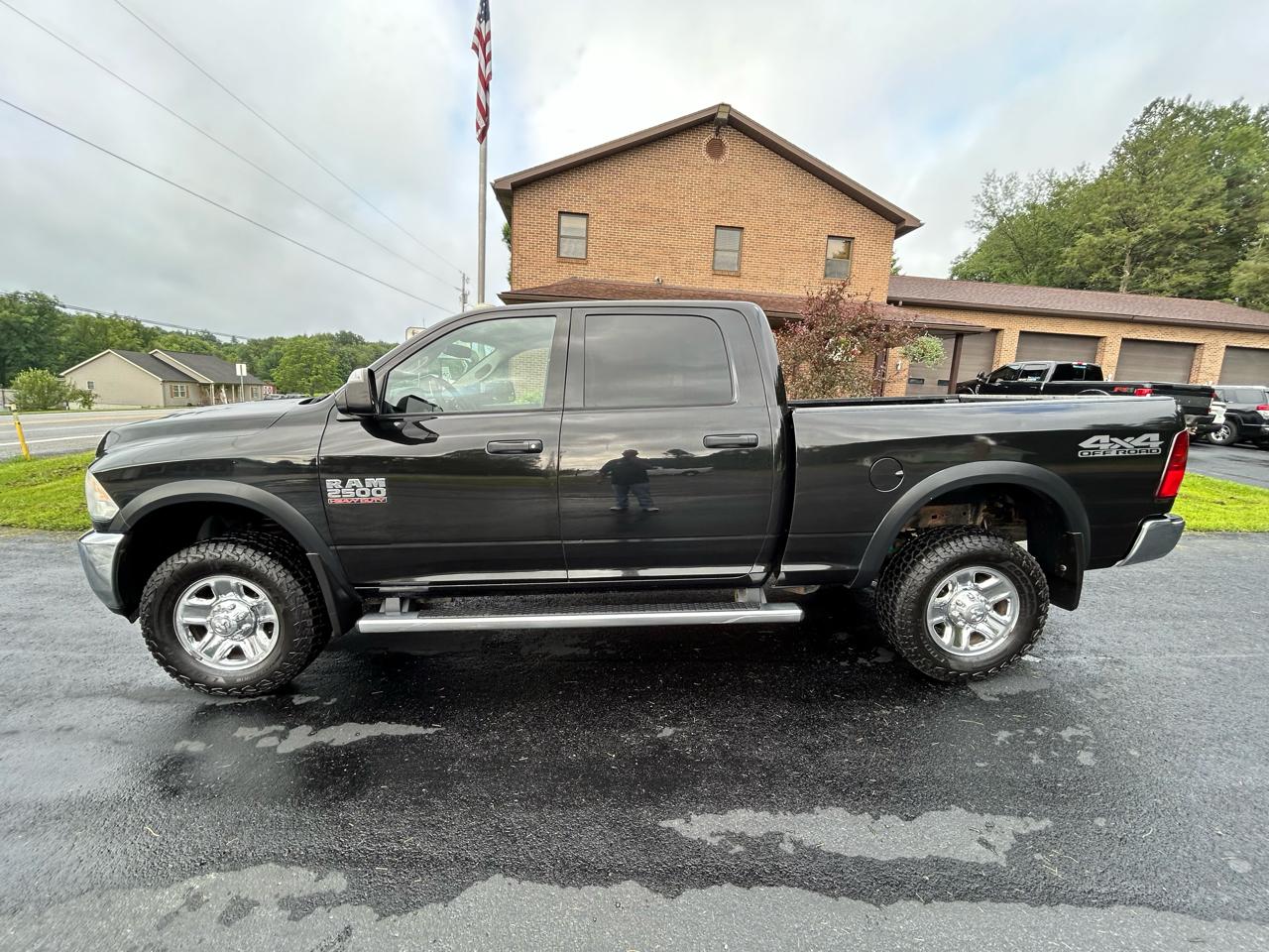 RAM 2500 Tradesman 4x4 Crew Cab 6'4" Box 2017