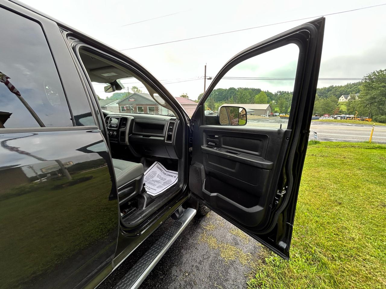 RAM 2500 Tradesman 4x4 Crew Cab 6'4" Box 2017