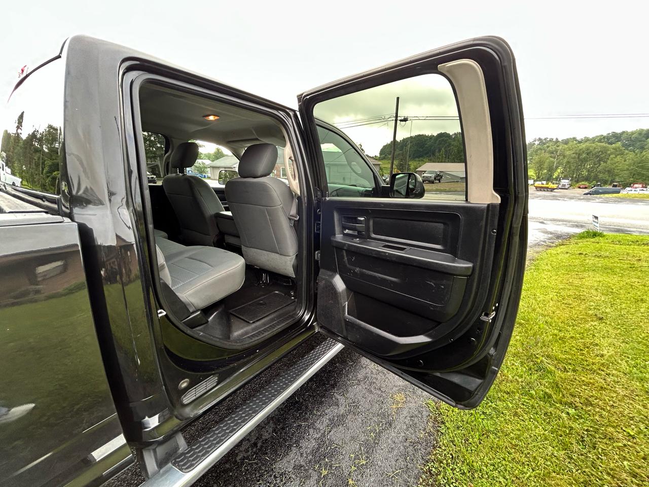 RAM 2500 Tradesman 4x4 Crew Cab 6'4" Box 2017