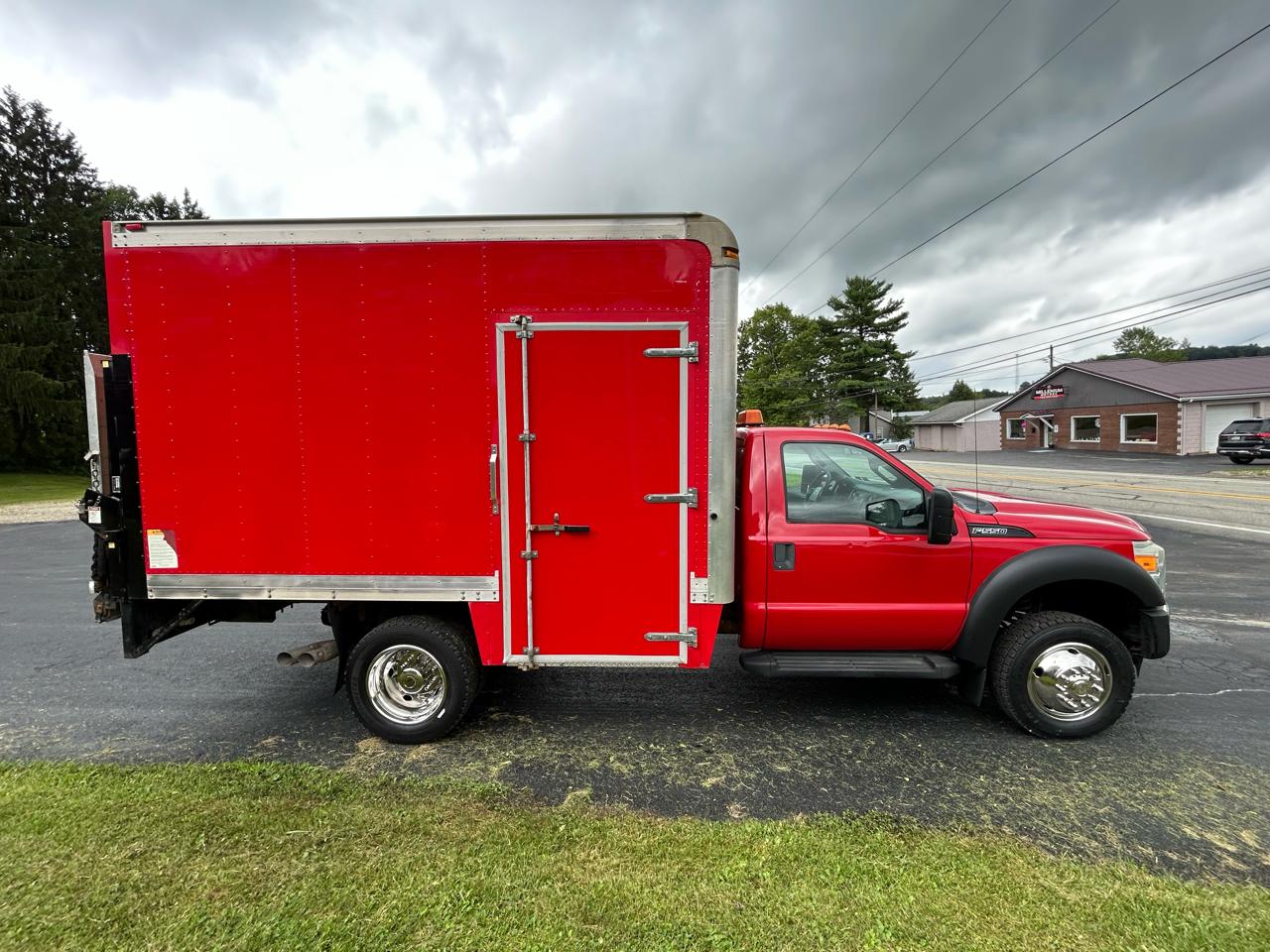Ford Super Duty F-550 DRW 4WD Reg Cab 165" WB 84" CA XL 2015