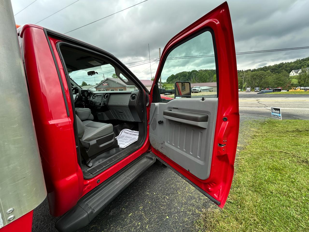 Ford Super Duty F-550 DRW 4WD Reg Cab 165" WB 84" CA XL 2015