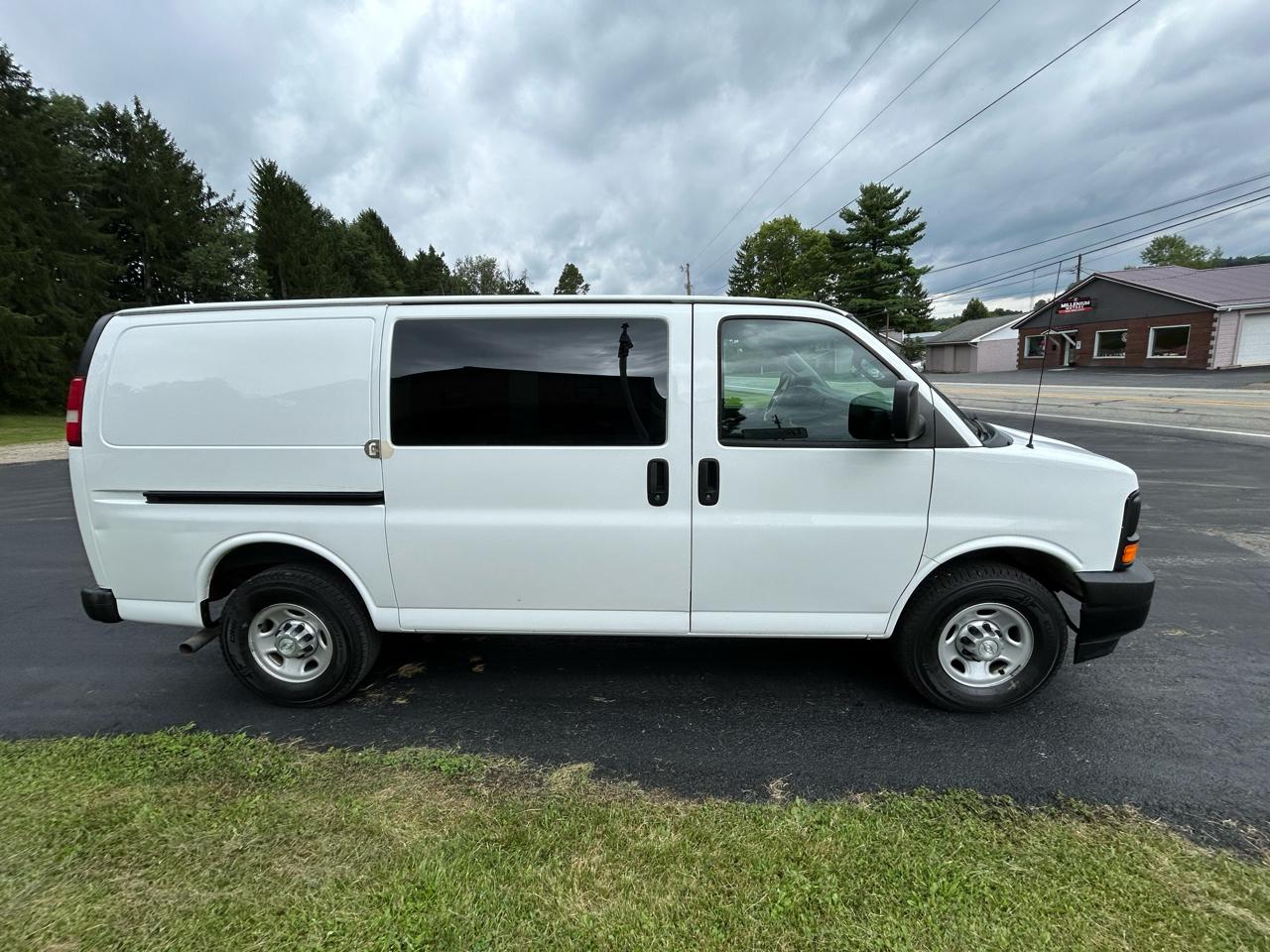 Chevrolet Express Cargo Van RWD 3500 135" 2017
